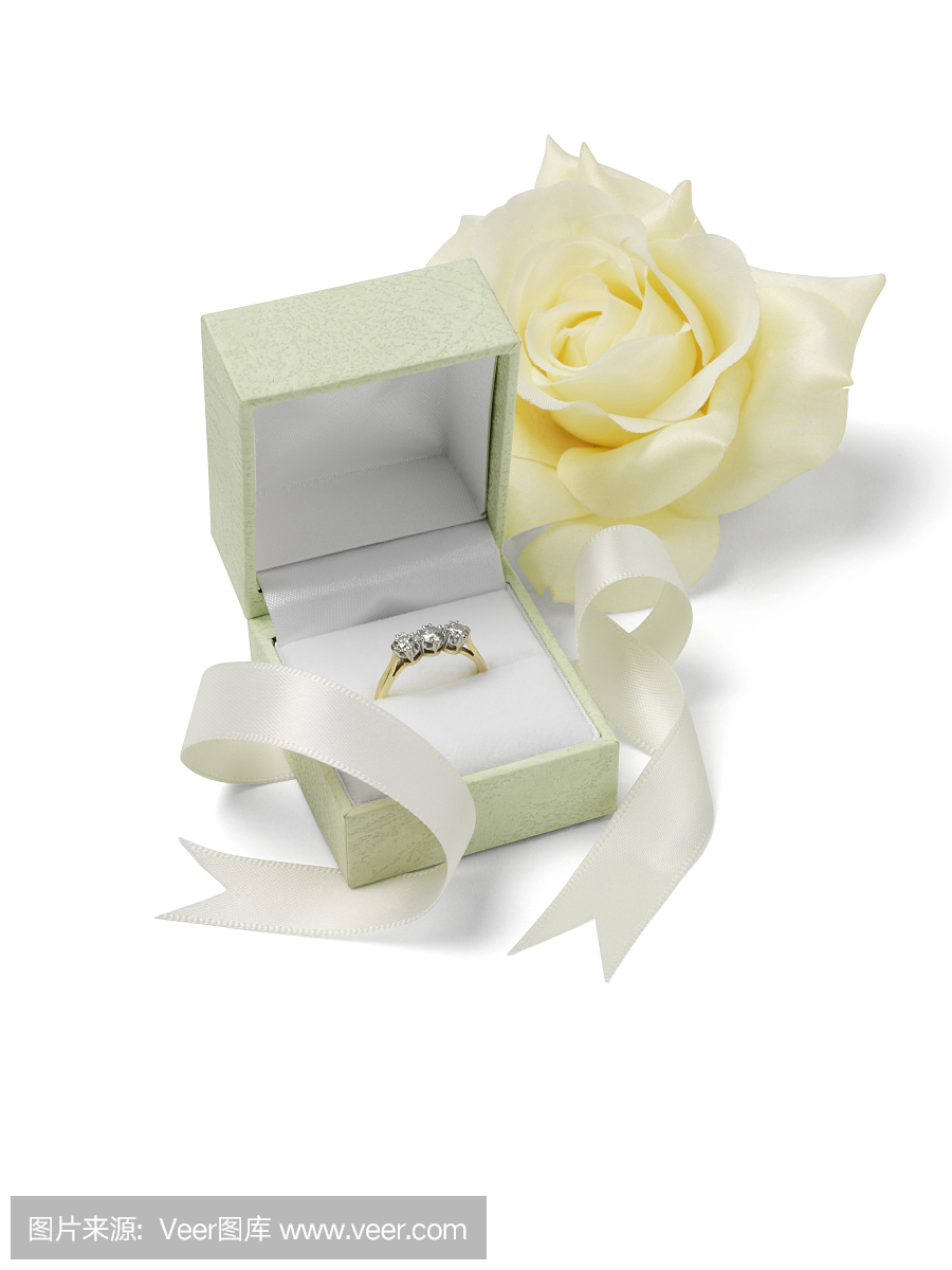 金和钻石订婚戒指在一个盒子
